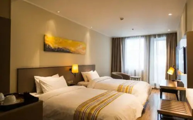 Home Inn Plus Shanghai Pudong Airport Chuangsha Metro Station