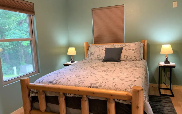 Hunter Jack's - 2 Br cabin by RedAwning