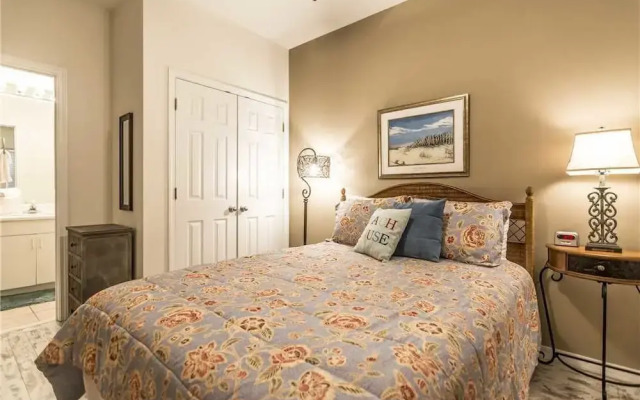 Romar Lakes 302B - 2 Br condo by RedAwning