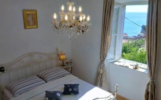 Old Dinka Studio Apartment