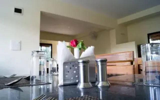 La Flora Safari Inn