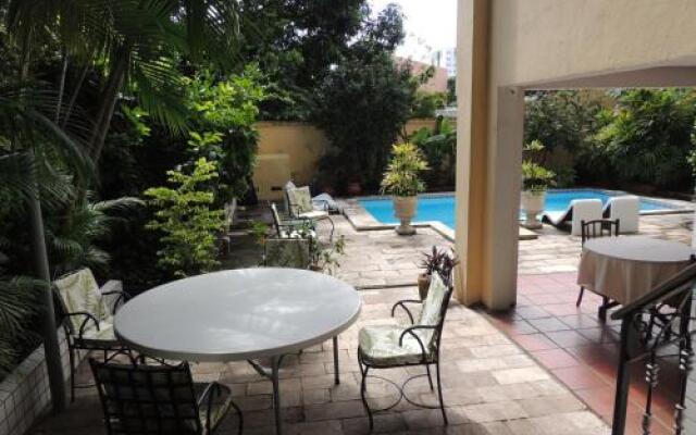 Chez Les Rois Guesthouse