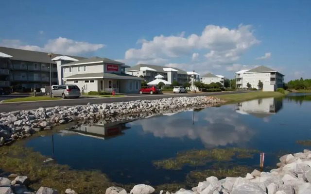 Romar Lakes 302B - 2 Br condo by RedAwning