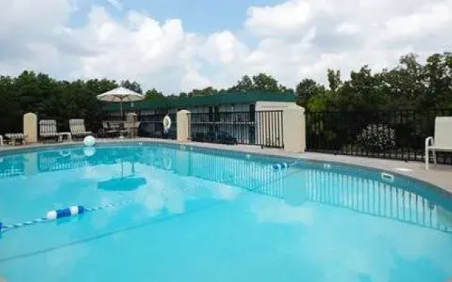 Econo Lodge Silver Dollar City Area