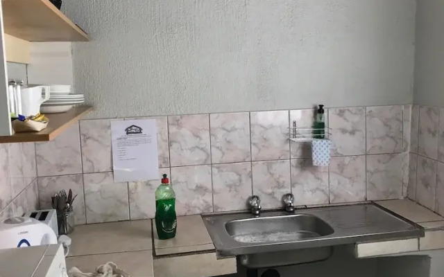 Sheri's Lodge & Backpackers