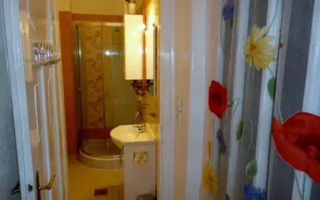 Garibaldi Guesthouse & Apartments