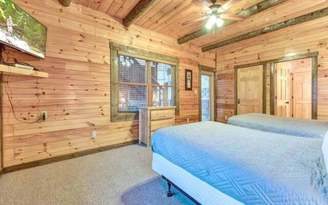 Pine Tree Lodge - Eight Bedroom Cabin