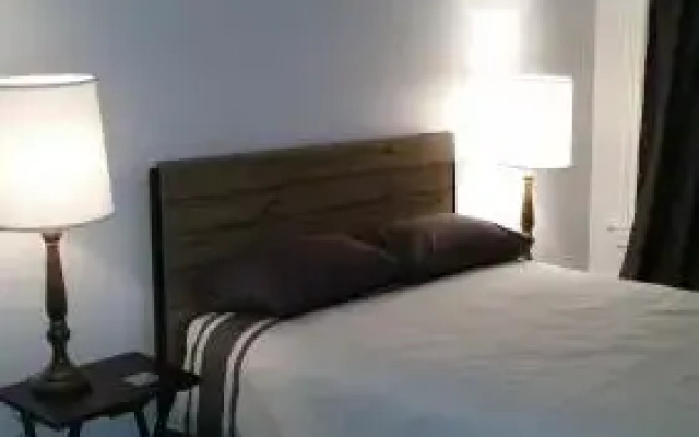 2142 West Walton Apartment