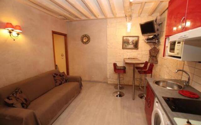 Victoires Near Louvre Apartment