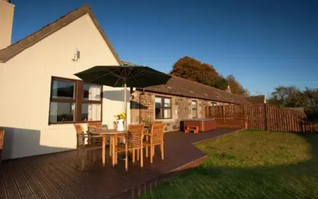 Maple Cottage with Hot Tub near Cupar, Fife