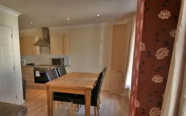 Trinity Lane - Central Cheltenham by RoomsBooked