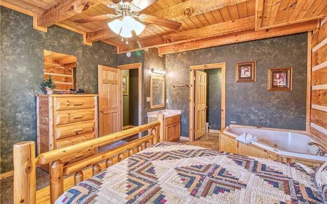 Chubby and Cubbys Den - Three Bedroom Cabin