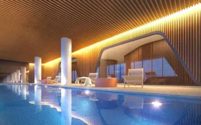 Brilliant Victoria Harbour Waterfront Apartment