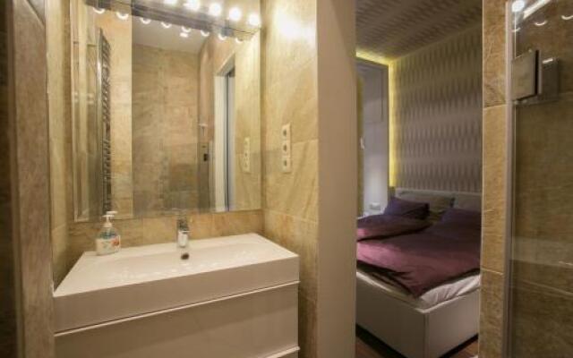 Chain Bridge Studio Apartment