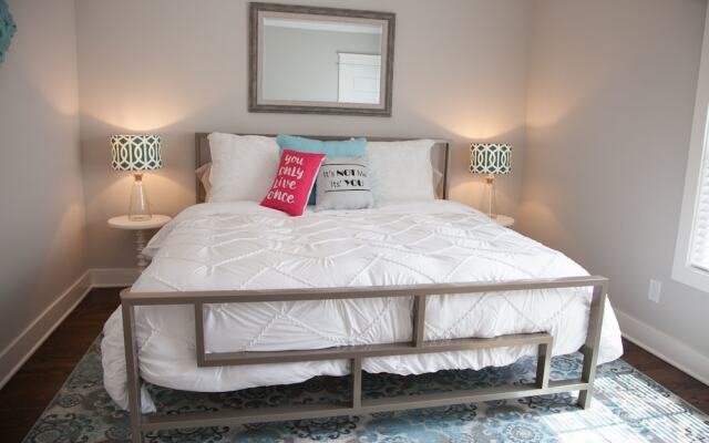 New Nations Home 5 Miles to Downtown