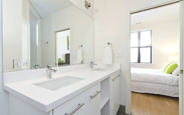 Vibrant 2BR in Wrigleyville by Sonder