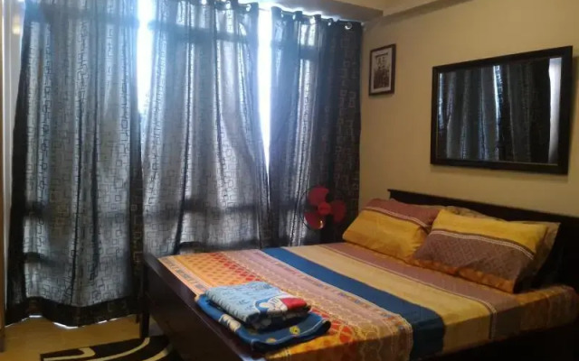 Favila Condotel - 150 Newport Boulevard