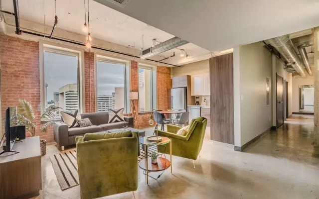 Stunning Bright & Airy Space w/ Amazing Views!