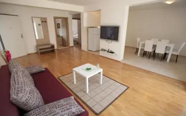 Villa Iris Apartments