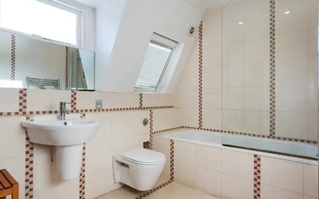 Veeve  Sleek 5 Bed Home St Maur Road Parsons Green