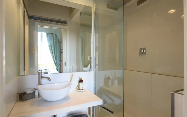 Queenanne Apartment