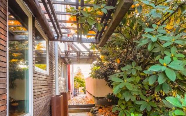 Eco-Friendly Seattle Townhome by RedAwning