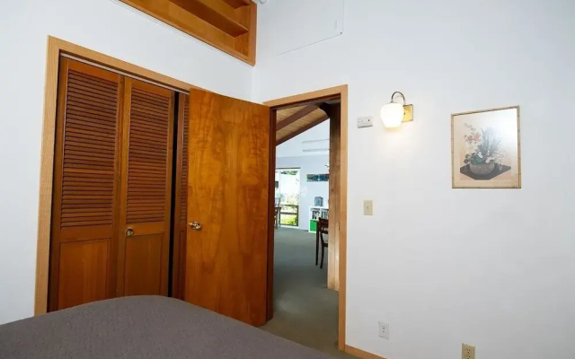 Ocean Watch At Surfland 4 Br cottage by RedAwning