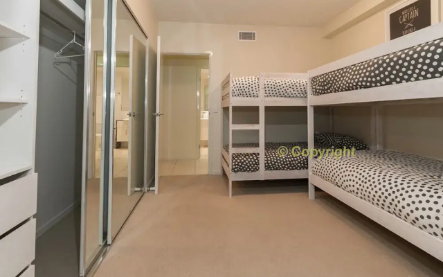 A Deluxe Swim Up - Drift Apartments South