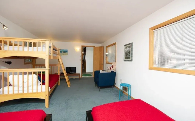 Ocean Watch At Surfland 4 Br cottage by RedAwning