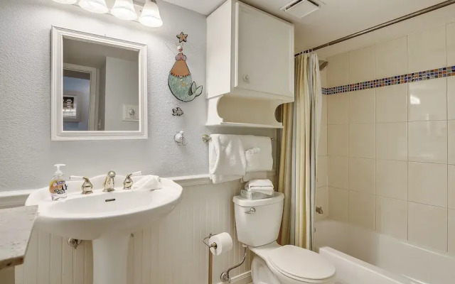 Seascape 1202 Studio Bedroom Condo by RedAwning