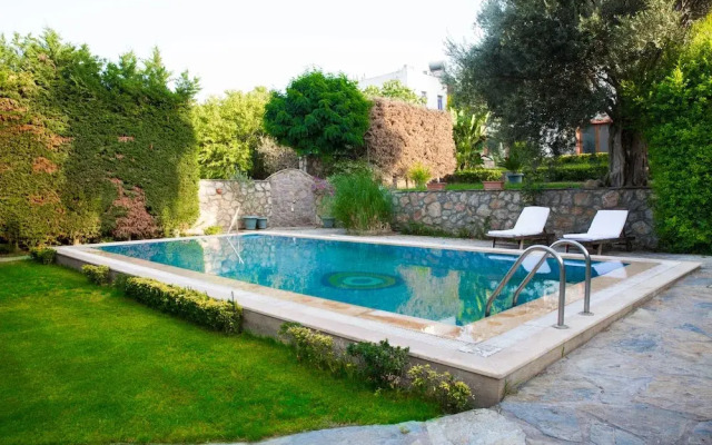 Important Group Villa Alaca