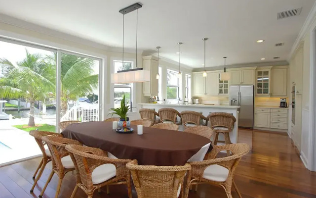 Luxurious Waterfront Villa W/Heated Saltwater Pool