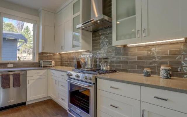 Hillside Haven 4 Bedroom Home by RedAwning