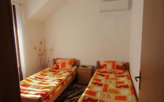 Apartment and rooms Konak