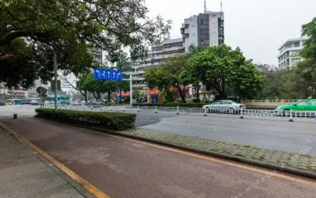 Jinlizhou Hotel (Gongbei Port Light Rail Station)
