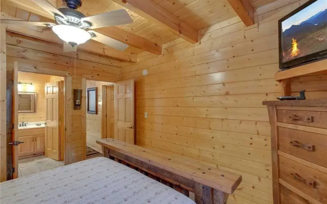 Grin and Bear It - Three Bedroom Cabin