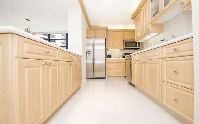 380 Seaview Ct. 2 Br Condo