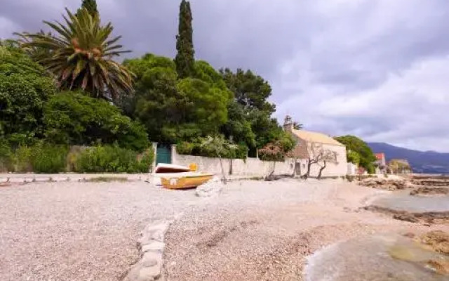 Art House And Garden By The Sea
