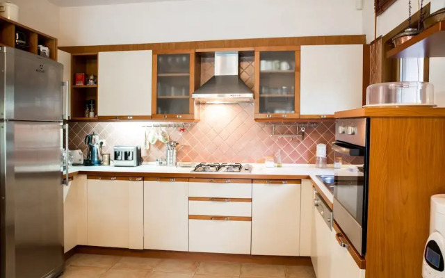 Important Group Villa Alaca
