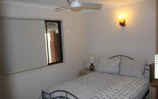 Lowset pet friendly home, with room for a boat, Palm Ave, Bongaree – Guest Rooms – Bongaree