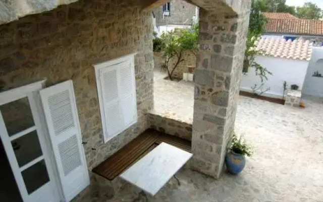 Kiki's Houses Vlichos