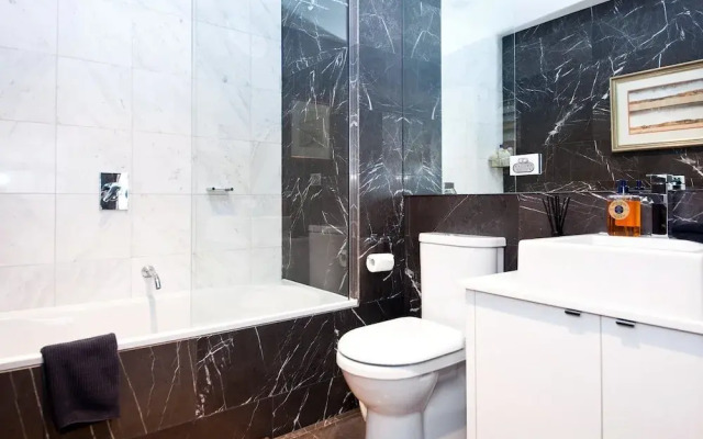 UM616 Sleek Split Level City Oasis in Ultimo