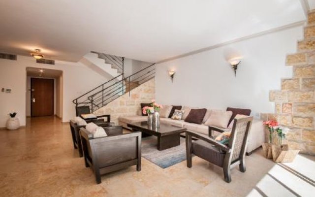 Villa Full Option in Herzlya Pitouah