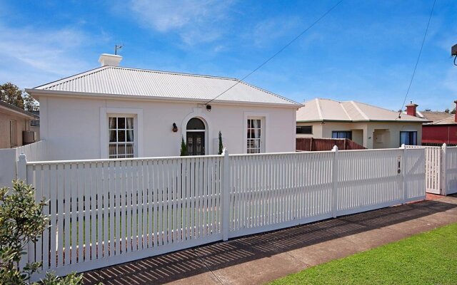 Historic Central Cottage In Warrnambool