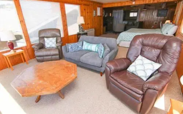 Pacific Peace - 1 Br home by RedAwning