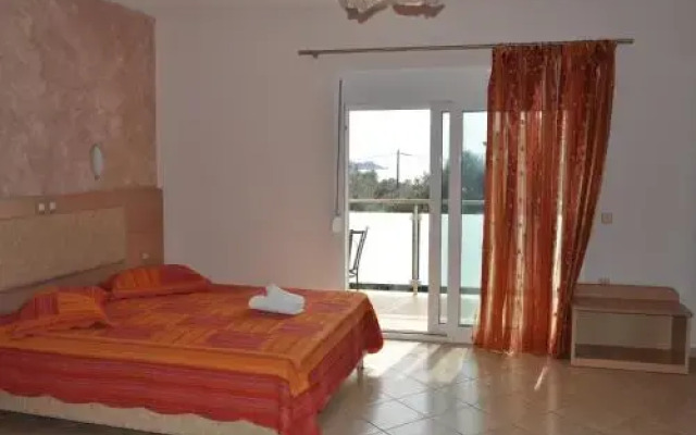 Giola By Astris Cliff Studios and Apartments