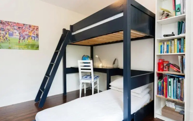 Veeve  4 Bed House Chestnut Grove Balham