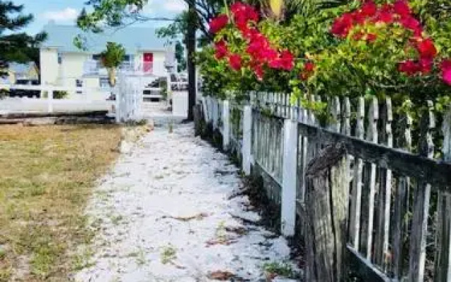 Sandy Shells Wkly Pets Welcome 100 Steps To Ocean! 2 Bedroom Home by RedAwning