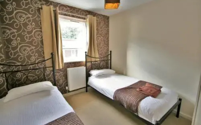 Trinity Lane - Central Cheltenham by RoomsBooked