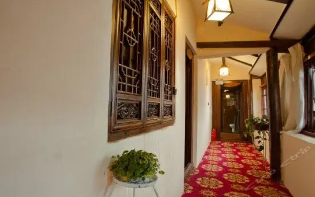 Kaohsiung Gu Jixiang Inn (Lijiang Ancient City Lion Mountain View Shop)